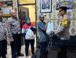 Kegiatan Jum’at berkah,Polsek Cisaat bagikan paket Sembako kepada PHL