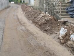Pengerjaan Drainase Diduga Tidak Profesional, Jalan Cigombong – Sukamanah Licin dan Kotor