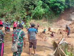 Wujud Kepedulian, TNI Kodim 0607 Kota Sukabumi Bantu Bersihkan Jalan Yang Tertutup Longsor