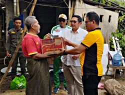 Camat Cigombong Serahkan Bantuan Kepada Keluarga Korban Rumah Roboh Akibat Angin Kencang