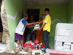 Peduli Masyarakat, Kades Cijengkol Serahkan Bantuan Kepada Warga Yang Terkena Musibah