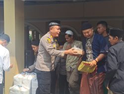 Warga Citamiang Sukabumi Terima Nasi Kotak di Jum’at Berbagi Polisi
