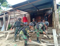 Perbaiki Rumah Warga, Satgas Yonif 310/KK Buktikan Kepeduliannya Pada Masyarakat Perbatasan