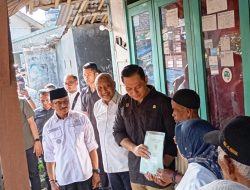 Menteri ATR/BPN serahkan secara simbolis sertifikat tanah kepada 15 warga Cibalung.