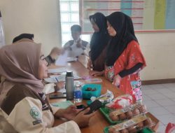 Sebagai Upaya Menurunkan Angka Stunting, Pemdes Cibalung Bagikan Telor Dan Daging Ayam