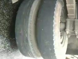 Lalai Perawatan, Truk Sampah Terguling di Jalan Palabuhanratu Cibadak