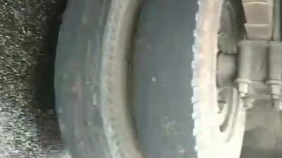 Lalai Perawatan, Truk Sampah Terguling di Jalan Palabuhanratu Cibadak