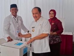 Perhelatan Pilkada Serentak Dimulai, Jeje Wiradinata Gunakan Hak Pilih di TPS Pangandaran