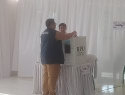 Camat Cigombong Beserta KasiPem Awali Lakukan Pencoblosan Di TPs 12 Desa Cigombong