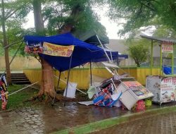 Hujan Disertai Angin Kencang Porak Porandakan Belasan Tenda Pedagang di Lapangan Bhakti Kota Banjar