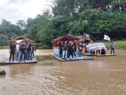 Aksi Demo Dilakukan Diatas Danau Lido.Massa Tunjukan Langsung Titik Pendangkalan Dan Penyempitan 
