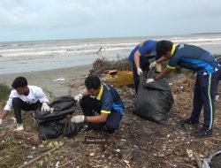 Peringati HUT ke-19, Bakamla RI Gelar Aksi Bersih Pantai di Bengkulu