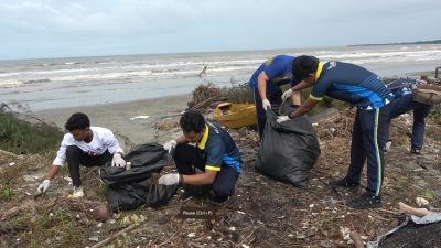 Peringati HUT ke-19, Bakamla RI Gelar Aksi Bersih Pantai di Bengkulu