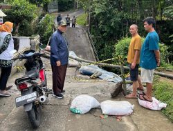 Anggota DPRD Bogor Tinjau Jembatan yang Putus di Cigombong