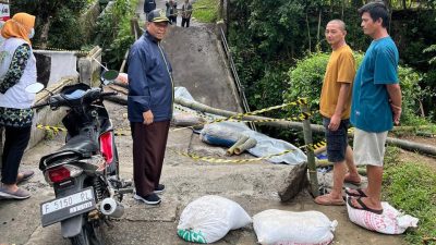 Anggota DPRD Bogor Tinjau Jembatan yang Putus di Cigombong