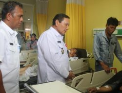 Pj. Bupati Bogor Berikan Bantuan Sosial kepada Korban Kecelakaan di Tol Ciawi