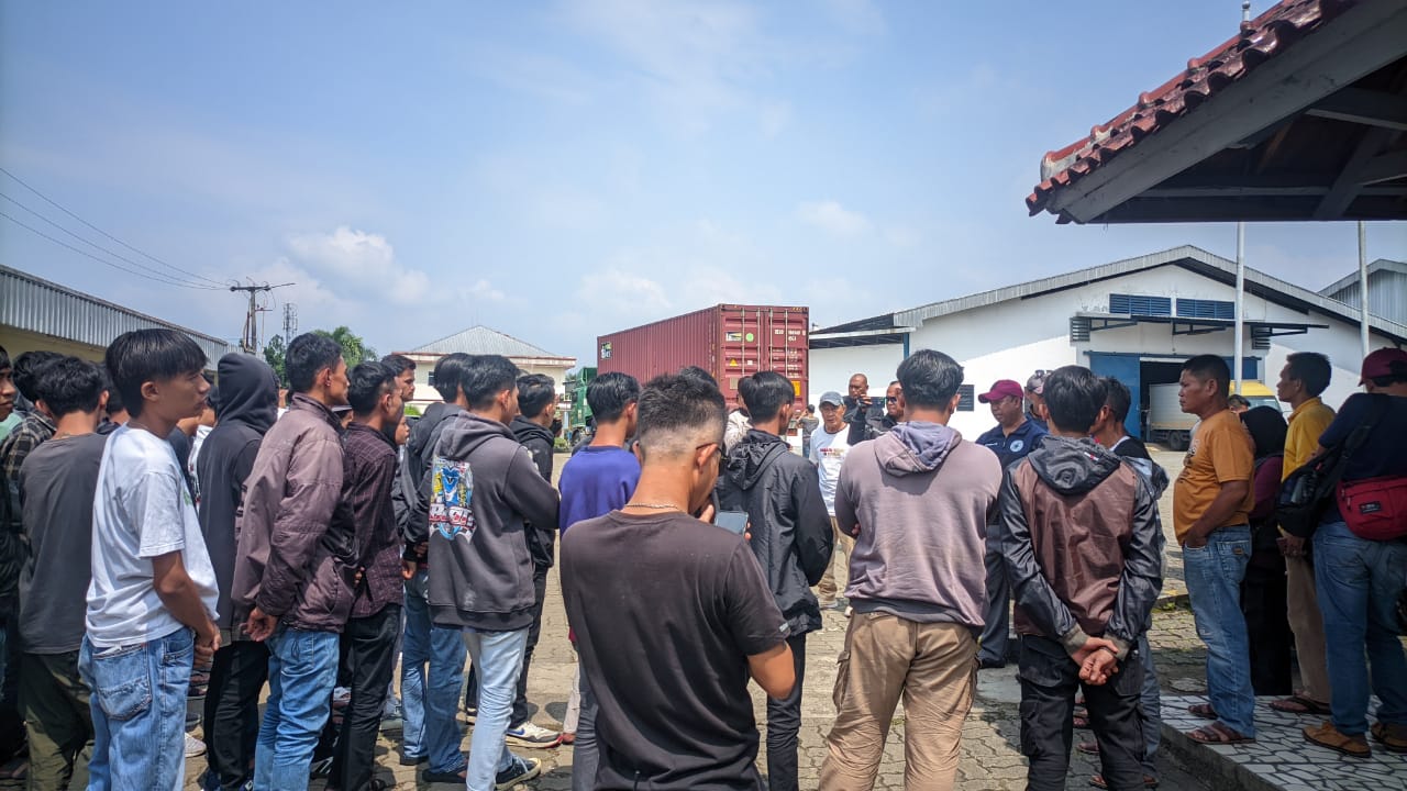 Puluhan Karyawan Saat Mendatangi PT Busana Indah Global