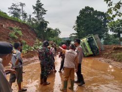 Polisi Turun Tangan Bantu Evakuasi Mobil Truk Terguling di Bantargadung