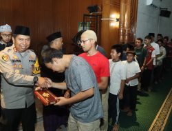 Giat Tarling di Bulan Ramadhan, Kapolres Sukabumi Bagikan Ratusan Sarung