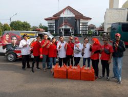 Ngabuburit !!  Pospera dan PDIP Ciomas Kolaborasi Bagikan Ratusan Takjil