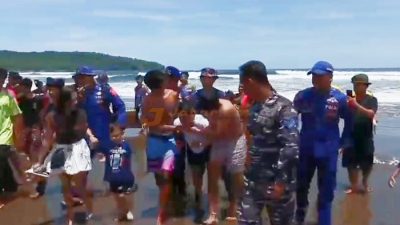 Belasan Wisatawan Alami Kecelakaan Laut di Pantai Pangandaran Saat Libur Lebaran 2025