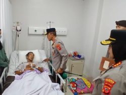 Kapolda Jabar Jenguk Korban Selamat Longsor Gunung Kuda di RS Mitra Plumbon