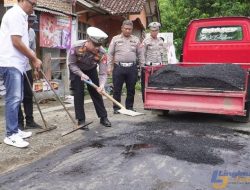 Polres Banjar Turun Tangan Perbaiki Jalan Rusak Demi Keselamatan Pengendara