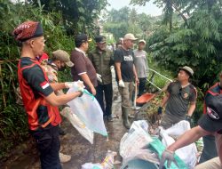 Gercep Masalah Sampah, Camat Cigombong Turun Langsung Angkut Sampah Warga Desa Ciburuy