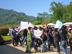 2 Anggota Linmas, Garis Depan Pengamanan Ratusan Masa Aksi di PT Paiho Indonesia