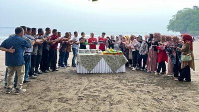 Keluarga Besar Kodim 0625/Pangandaran Beri Kejutan Ulang Tahun kepada Danrem 062/Tarumanagara
