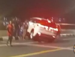 Minibus Tabrak Pembatas Jembatan Parungsari, Diduga Sopir dalam Pengaruh Alkohol