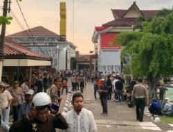 Kericuhan Warnai Aksi Ribuan Massa di Mapolres Karawang, Tuntut Keadilan untuk Driver Ojol yang Tewas