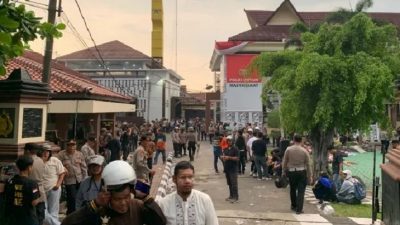 Kericuhan Warnai Aksi Ribuan Massa di Mapolres Karawang, Tuntut Keadilan untuk Driver Ojol yang Tewas