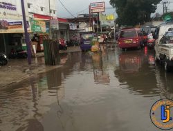 Jalan Nasional Sukabumi Tergenang Air, Pengguna Jalan Terperosok ke Lubang Drainase