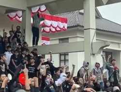 Massa Jebol Gedung DPRD Tasikmalaya Usai Kasus Tewasnya Driver Ojol di Jakarta