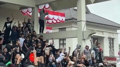 Massa Jebol Gedung DPRD Tasikmalaya Usai Kasus Tewasnya Driver Ojol di Jakarta