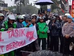 Turut Berduka, Driver Ojol Tasikmalaya Gelar Aksi Damai di Depan Mapolres
