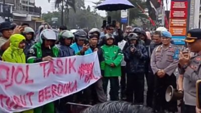 Turut Berduka, Driver Ojol Tasikmalaya Gelar Aksi Damai di Depan Mapolres