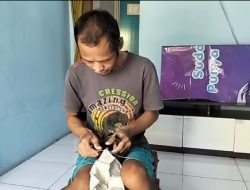 Air Mata di Balik Jahitan Bola, Kisah Seorang Warga Nagrak Penyandang Disabiltas Berjuang Untuk Menghidupi Ibunya