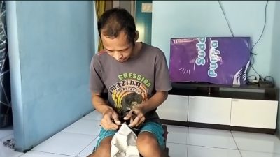Air Mata di Balik Jahitan Bola, Kisah Seorang Warga Nagrak Penyandang Disabiltas Berjuang Untuk Menghidupi Ibunya