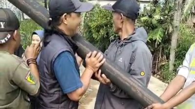 Tiang Besi Rubuh, Ancam Keselamatan Lalulintas, Warga Jadi Korban