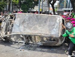 Prajurit TNI Bersama Masyarakat Gotong Royong Bersihkan Sisa Aksi Massa dan Evakuasi Kendaraan Terbakar
