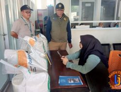 Asep Saefudin Tinjau Penyaluran Bantuan Beras di Tiga Desa Cigombong