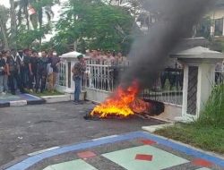 Puluhan Mahasiswa Bakar Ban, Aksi di Depan DPRD Ciamis Memanas