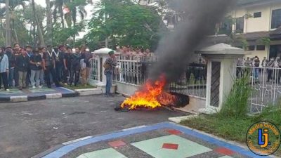 Puluhan Mahasiswa Bakar Ban, Aksi di Depan DPRD Ciamis Memanas