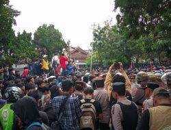 Aksi Massa di Sukabumi Berujung Ricuh, Demonstran dan Aparat Terlibat Bentrok