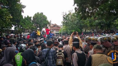 Aksi Massa di Sukabumi Berujung Ricuh, Demonstran dan Aparat Terlibat Bentrok