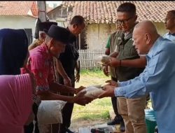 Bantu Warga, Mantan Wali Kota Banjar Dua Periode Bagikan Beras