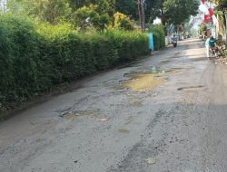 Kontraktor Klaim Sesuai RAB, Drainase Minim Dituding Percepat Kerusakan Jalan Karang Tengah–Sinagar