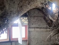 Atap Bocor, Dinding Bilik Rapuh: Nenek 69 Tahun Bersama Anak dan Cucu di Balekambang Nagrak Menanti Perhatian Pemerintah